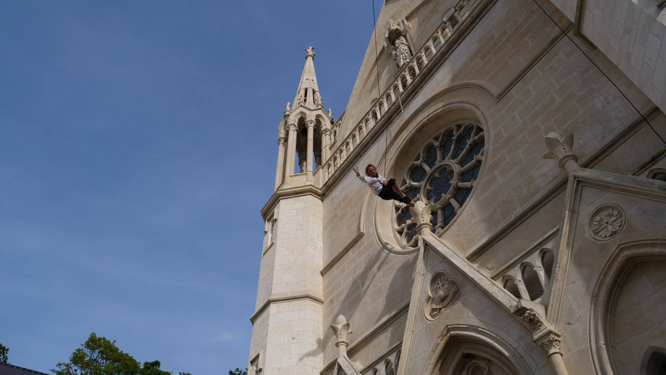 Spectacle de chorégraphie de façade – « Service à tous les étages », Compagnie Lézards bleus